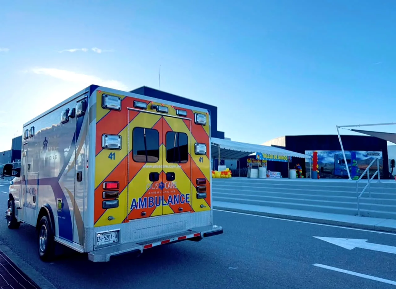 Vista posterior de la ambulancia Plus Care unidad 41 en un recinto de eventos