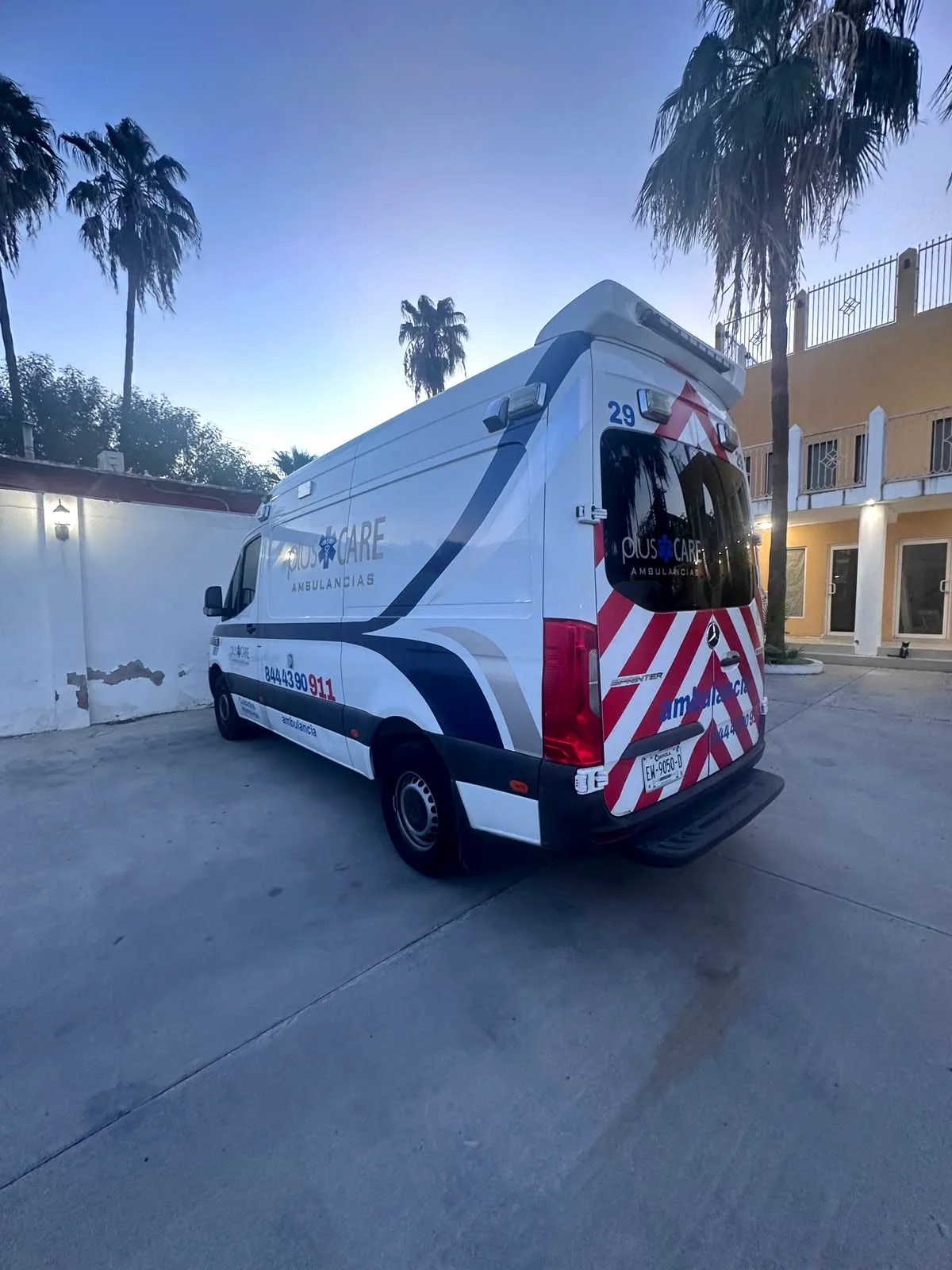 Ambulancia Sprinter Plus Care vista desde su costado y parte posterior