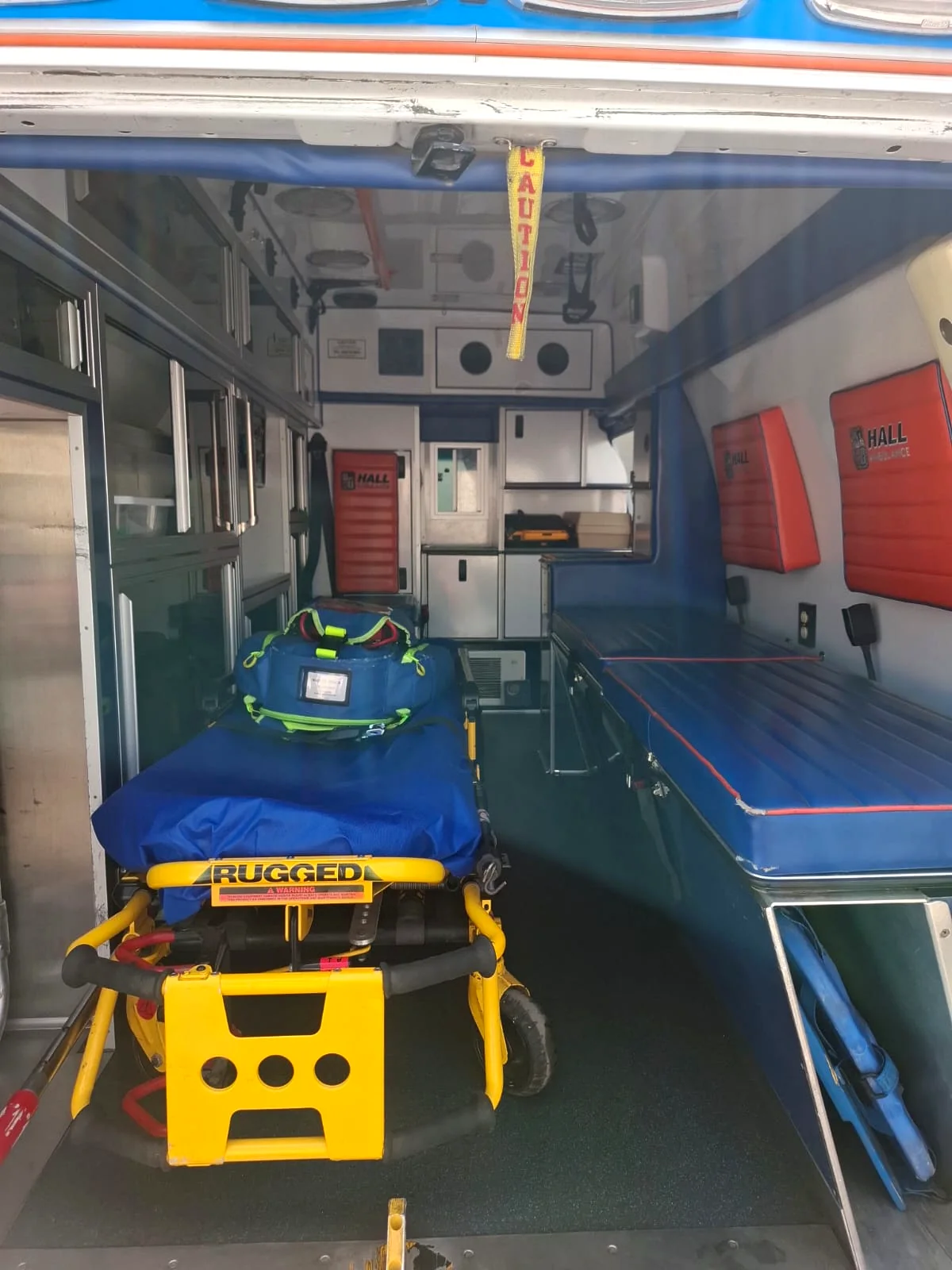 Interior de ambulancia Plus Care con camilla y área de atención