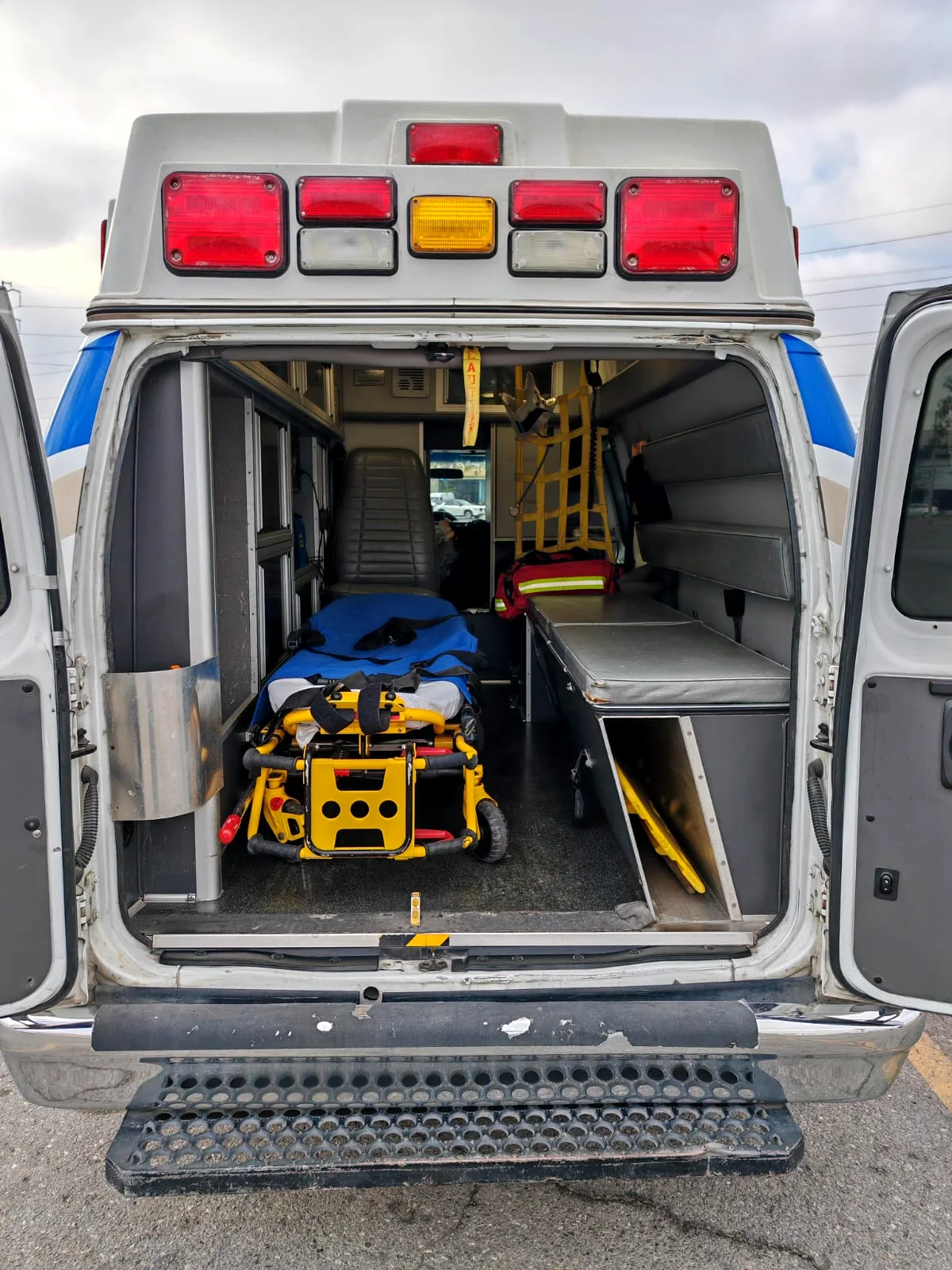 Camilla e interior de ambulancia Plus Care vistos desde las puertas traseras